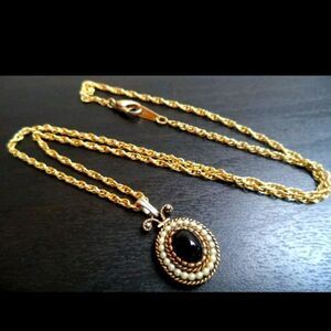 Avon Pendant Necklace Onyx Cabochon Encircled Pearlesque Beads Gold Tone Chain